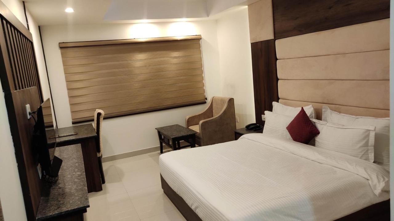 Hotel Nj Portico à Dehradun Extérieur photo
