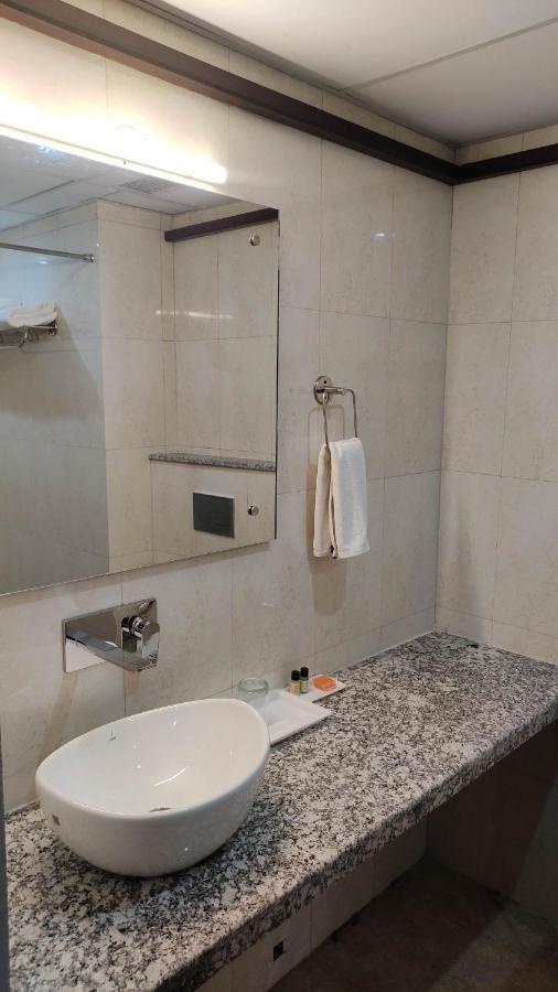 Hotel Nj Portico à Dehradun Extérieur photo